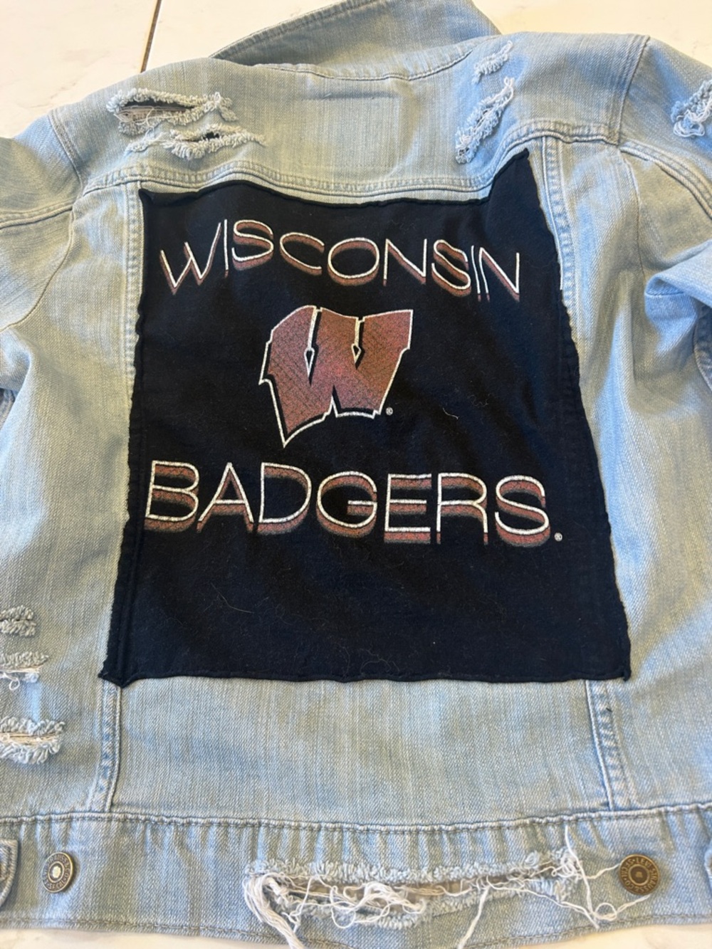 Wisconsin Badgers Light Wash Denim Levi’s Jacket size Large see measurements